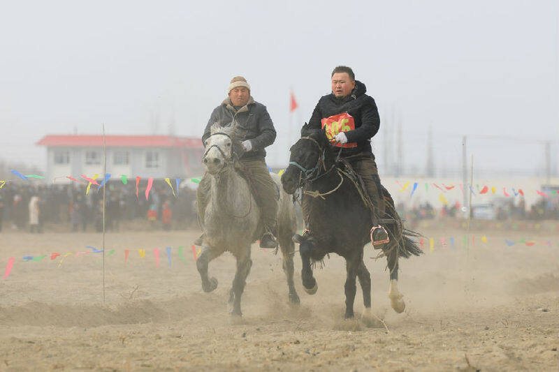 圖為騎手在賽場馳騁（胡侍琦 攝）