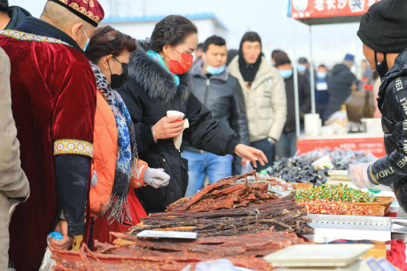 圖為博湖縣塔溫覺肯鄉第四屆賽馬大會暨美食節現場，游客購買農副產品。（胡侍琦 攝）